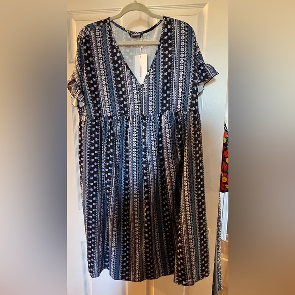 Bohemian Bandanna print w/dolman sleeves with ruffles. Deep-V neck and pockets! - Picture 3 of 8